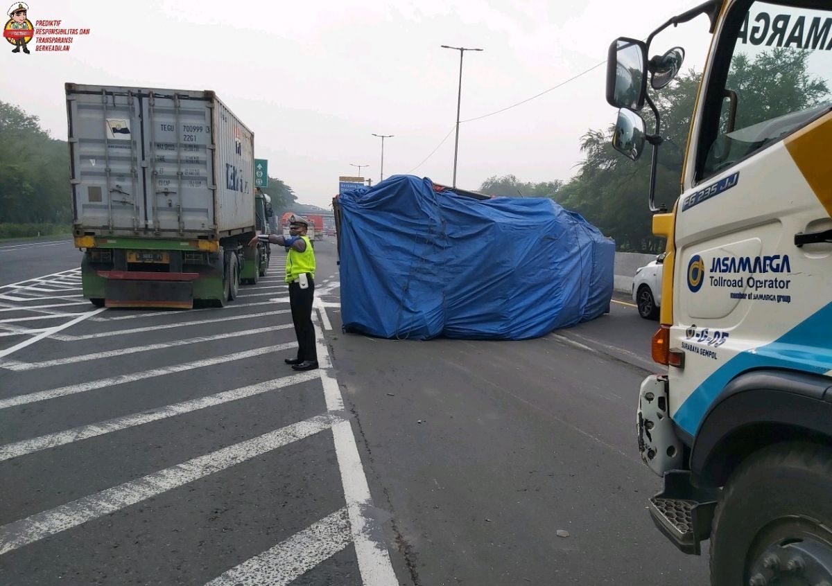 Truk bermuatan mebel asal Jepara terguling di Tol Sidoarjo awah Waru. (Foto: Ditlantas Polda Jatim for jatimnow.com)
