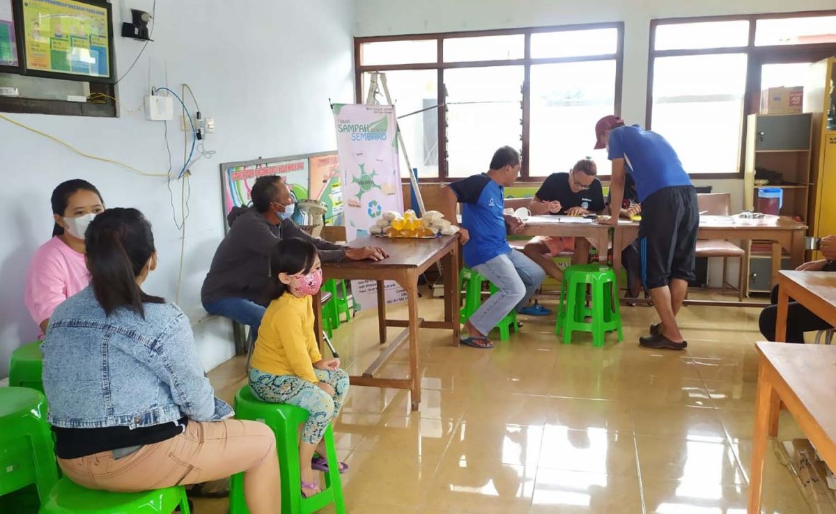 Aktivitas warga menukarkan sampah dengan sembako di RW 05, Kelurahan Dinoyo, Kecamatan Lowokwaru, Kota Malang (Foto: Galih Rakasiwi/jatimnow.com)