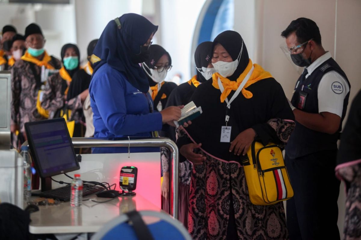 Foto: Penerbangan Perdana Jemaah Umrah Melalui Bandara Juanda