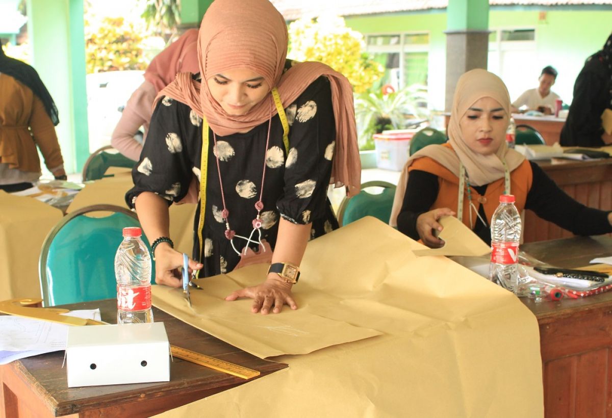 Pendampingan proses pembuatan popok reusable (Foto: Humas FBHIS for jatimnow.com)