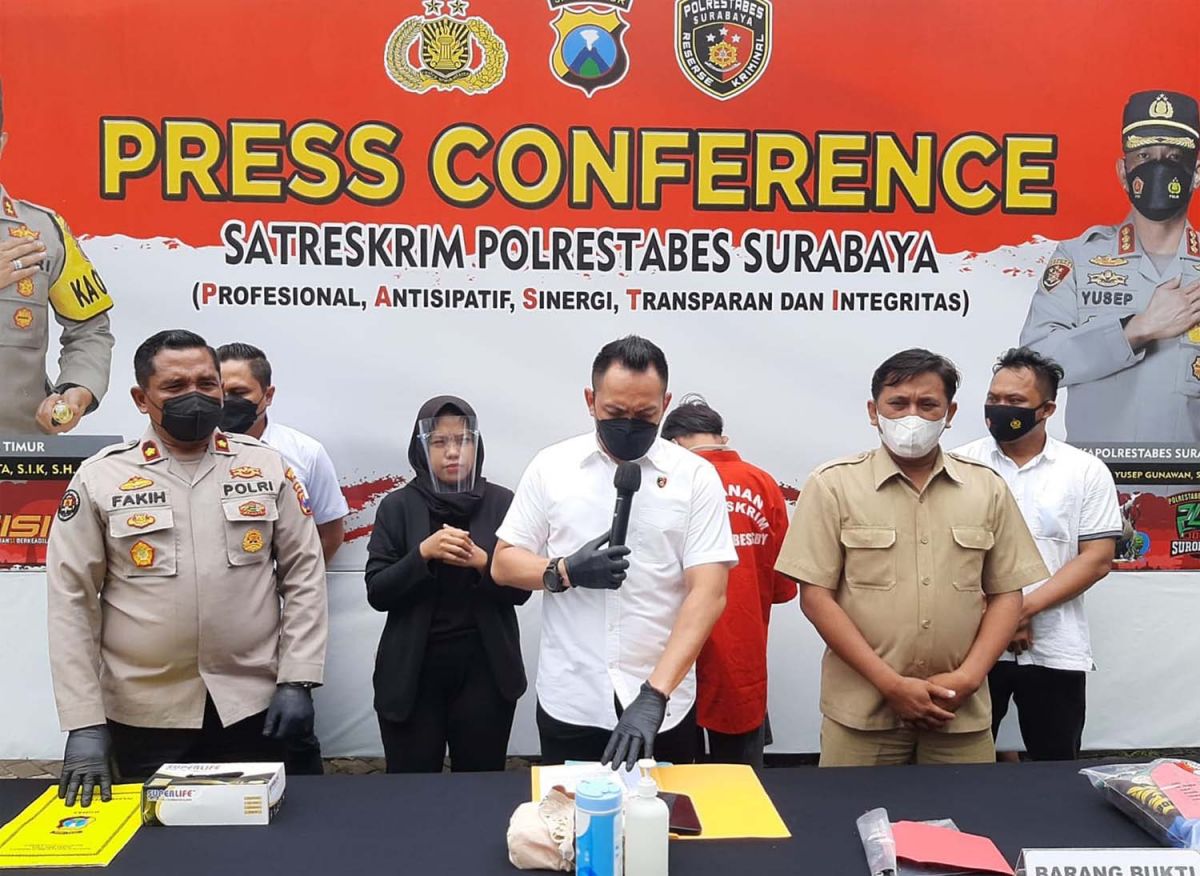 Pers rilis kasus persetubuhan anak di bawah umur oleh Satreskrim Polrestabes Surabaya (Foto: Humas Polrestabes Surabaya)