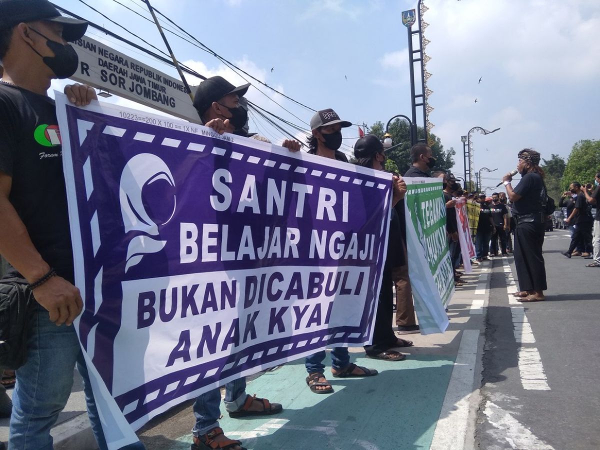 Warga yang tergabung dalam Forum Komunikasi Masyarakat Jombang saat melakukan unjuk rasa di depan Polres Jombang.(Foto: Elok Aprianto/jatimnow.com)