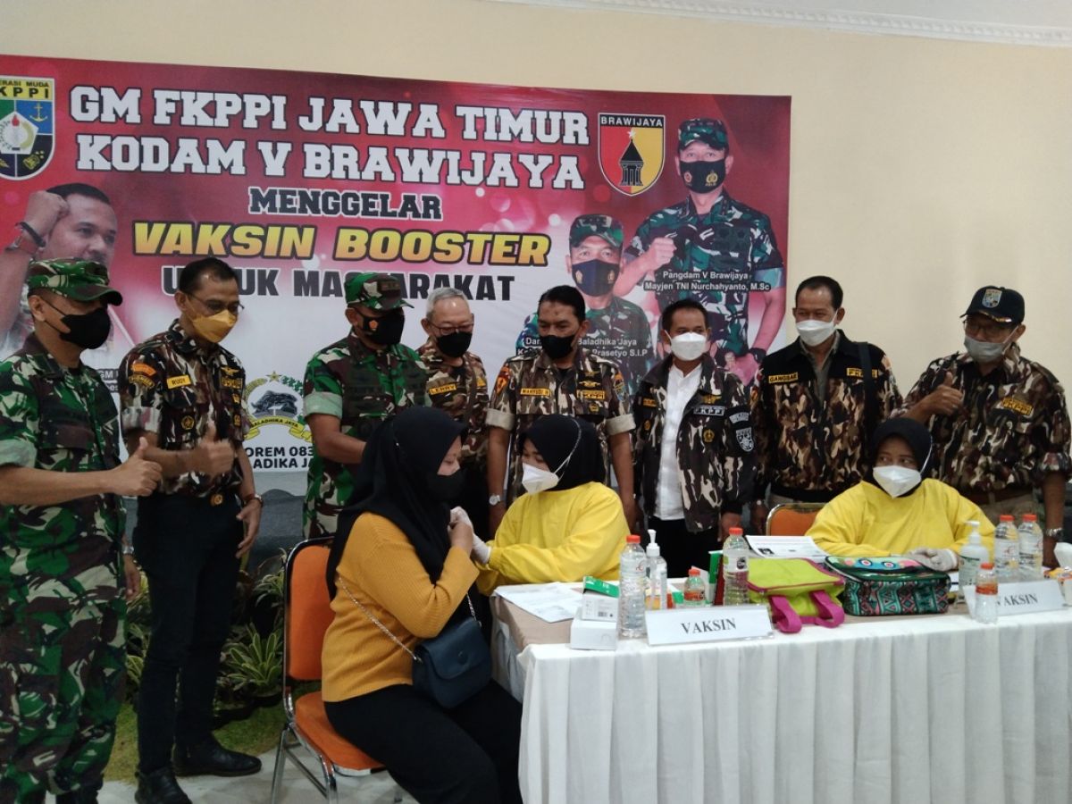 Dandim 0818 Malang-Batu Letkol Inf Taufik Hidayat bersama pengurus PD GM XIII FKPPI Jatim dan Kota Batu memantau berlangsungnya vaksinasi.(Foto: Galih Rakasiwi/jatimnow.com)