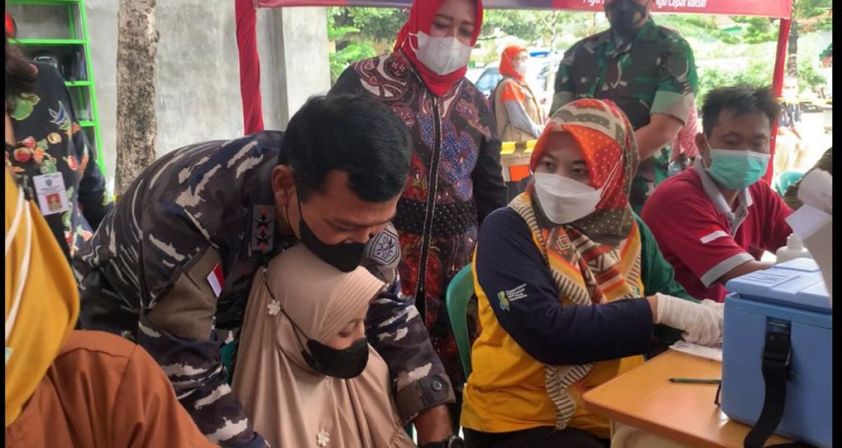 Panglima Komando Armada II Laksamana Muda TNI Iwan Isnurwanto dalam acara vaksinasi di SDIT Qurrota Ayun.(Foto: Mita Kusuma/jatimnow.com)