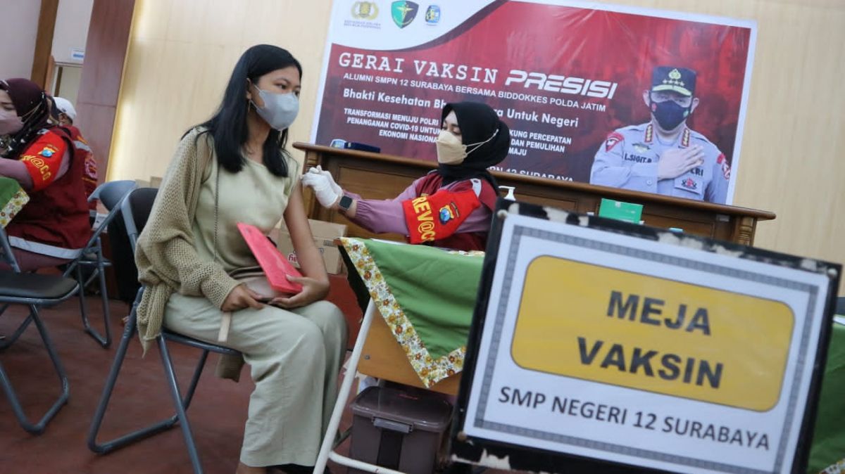 Antusias guru, keluarga besar alumni SMPN 12 Surabaya hingga warga setempat saat vaksin. (Foto-foto: Fajar Mujianto/jatimnow.com)