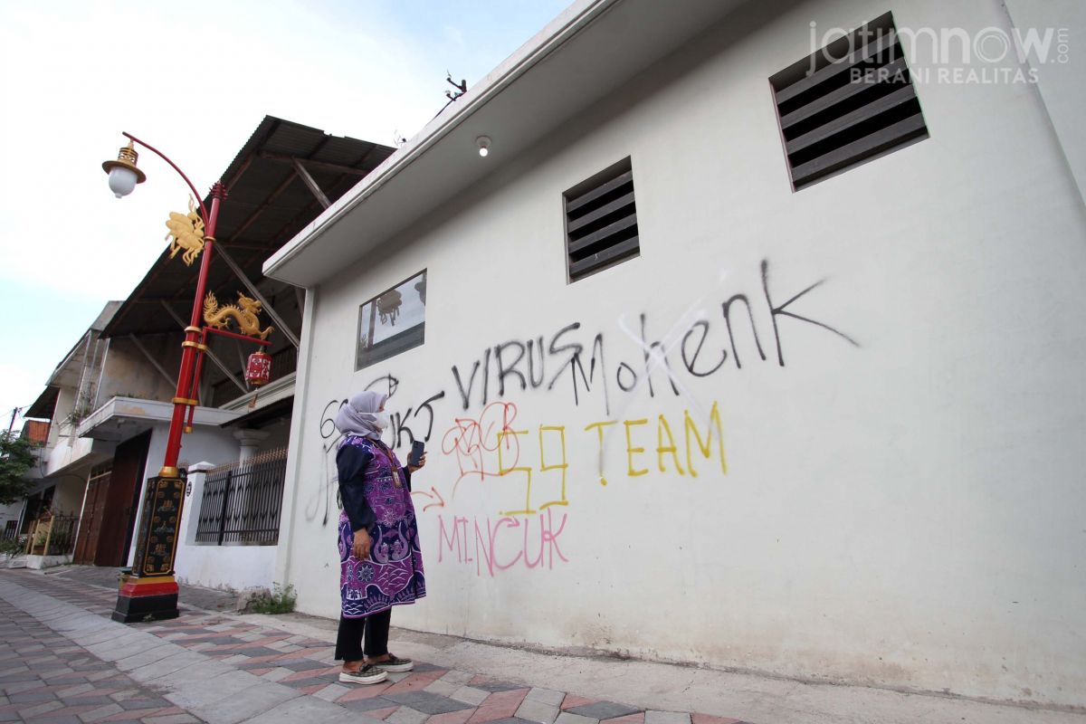 Kepala DPKP Kabupaten Gresik Ida Lailatus Sa'diyah saat melakukan survei lokasi yang jadi sasaran aksi vandalisme (Foto-foto: Sahlul Fahmi/jatimnow.com)