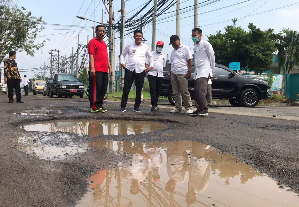 Wakil Bupati Sidoarjo Subandi meninjau jalan rusak di kawasan industri, Buduran. (Foto: Zainul Fajar/jatimnow.com)