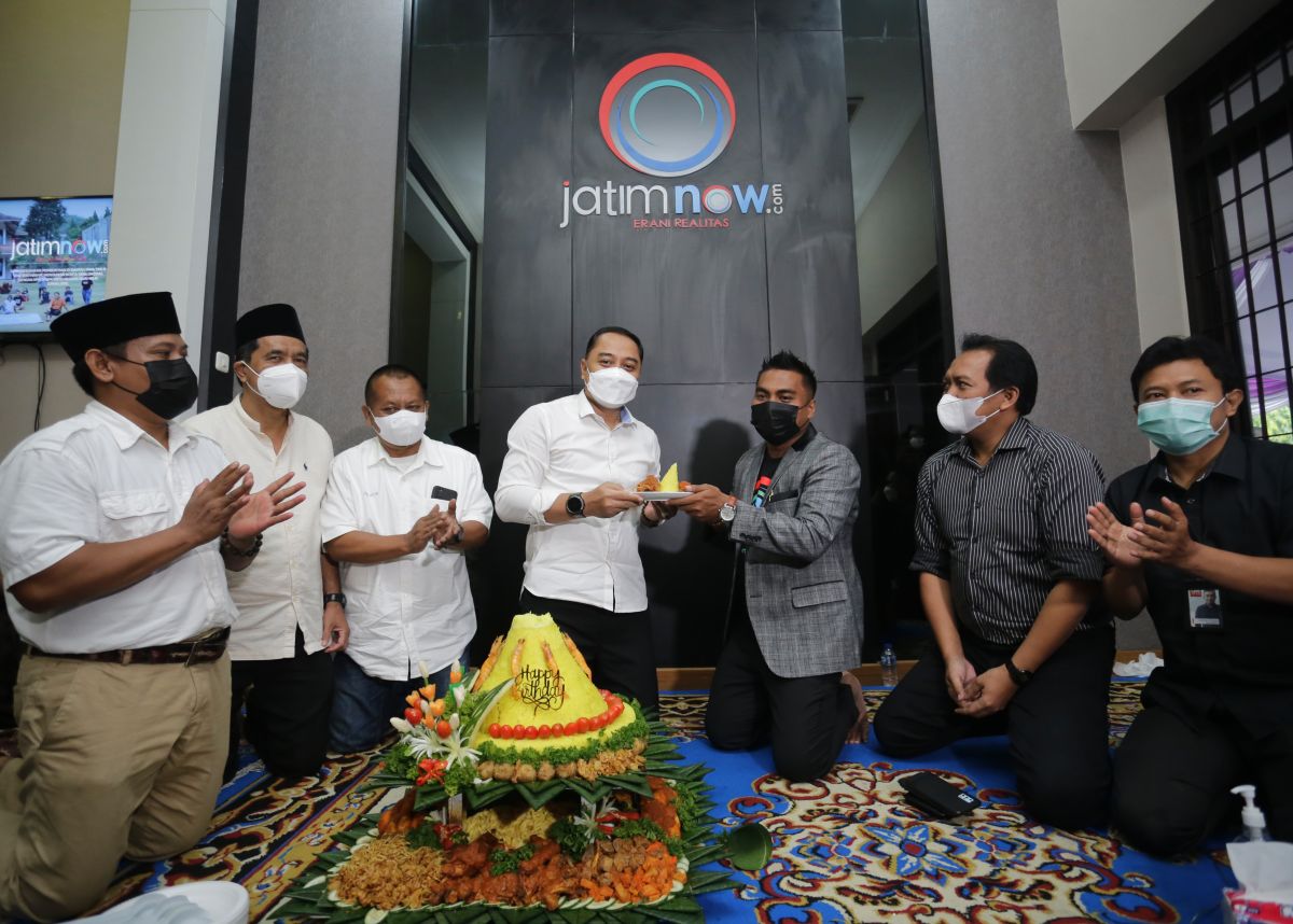 Wali Kota Surabaya Eri Cahyadi, saat pemotongan tumpeng bersama Direktur Utama PT Media Jatim Bersama, Mulyadi. (Foto-foto: Fajar Mujianto)