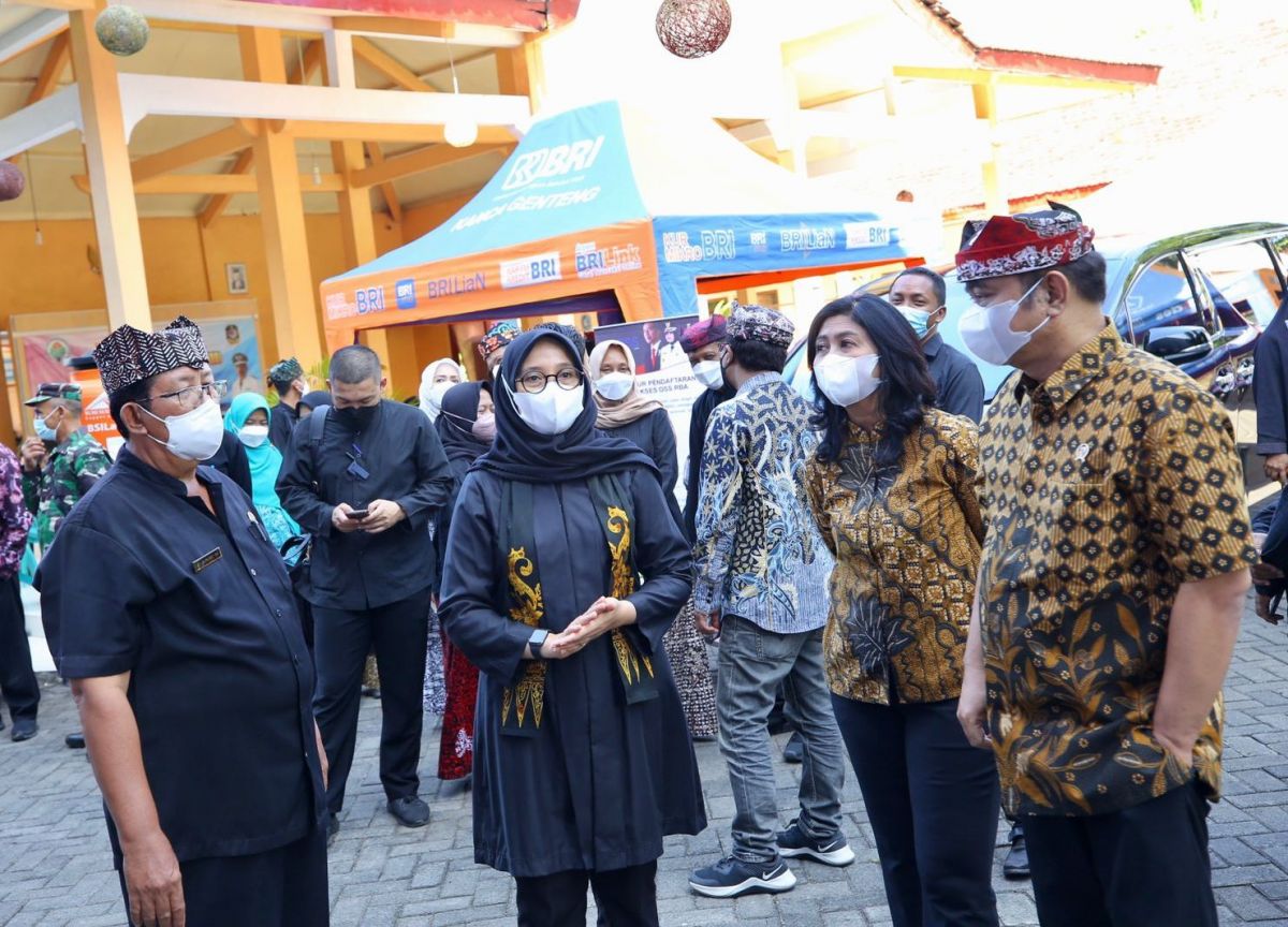 Kunjungi Banyuwangi, Wamendes Acungi Jempol Program Bupati Ngantor di Desa