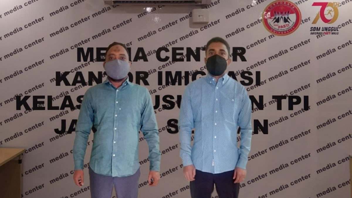 2 Warga Bangladesh yang dideportasi Kanimsus Jakarta Selatan.(Foto: Humas Kumham for jatimnow.com)