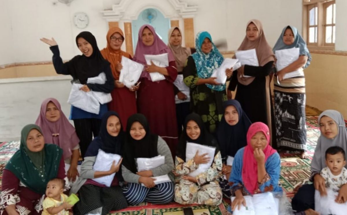 Warga Dusun Naggher Bawean saat menerima hadiah mukenah dari warga Malaysia (Foto: Dok. Warga Bawean for jatimnow.com)