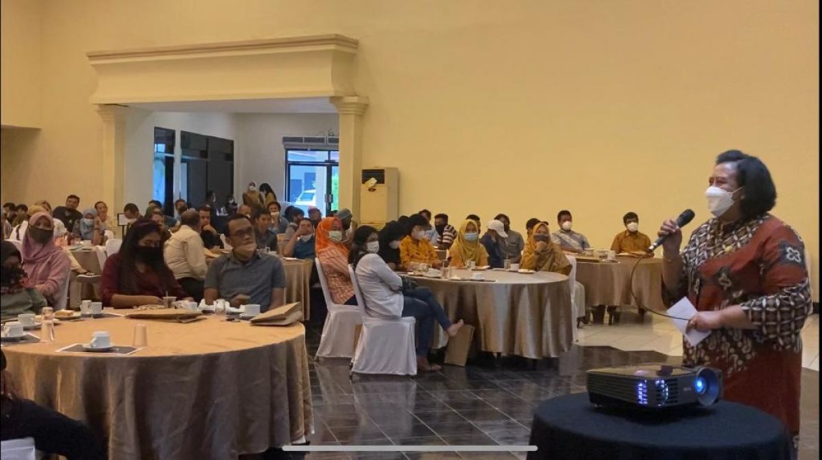Sri Hartatik, anggota Komisi D DPRD Jatim dari Fraksi Partai Golkar, saat sosialisasi Wawasan Kebangsaan di Hotel Insumo Palace Kota Kediri. (Foto: Hariono for jatimnow.com)