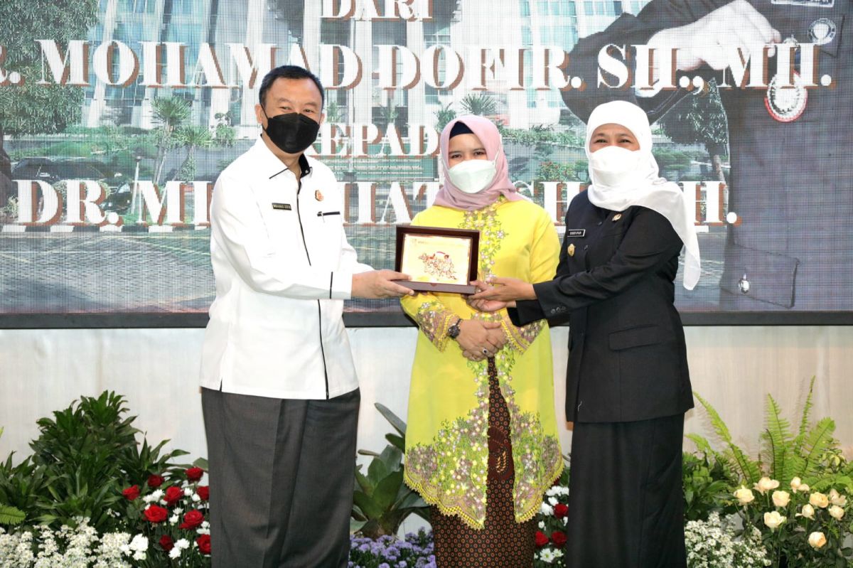 Gubernur Khofifah Indar Parawansa saat menghadiri pisah sambut Kajati Jatim (Foto-foto: Humas Pemprov Jatim)