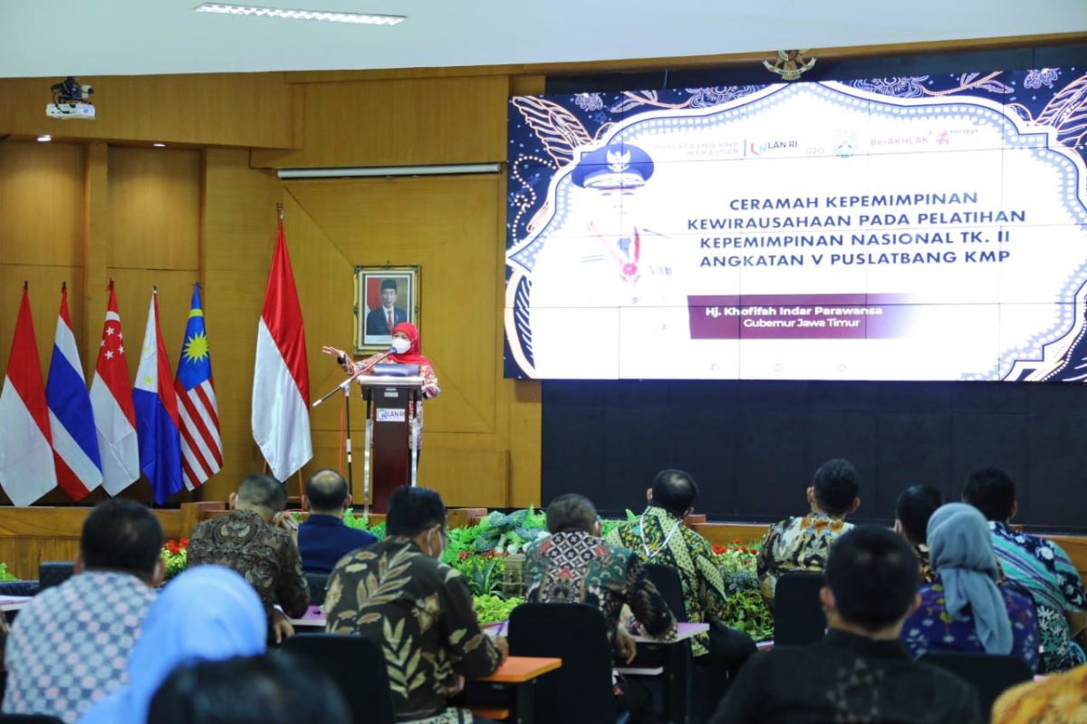 Gubernur Jatim Khofifah Indar Parawansa berbagi resep kepemimpinan kepada peserta Pelatihan Kepemimpinan Nasional Tingkat II Angkatan V di Makassar (Foto-foto: Humas Pemprov Jatim)