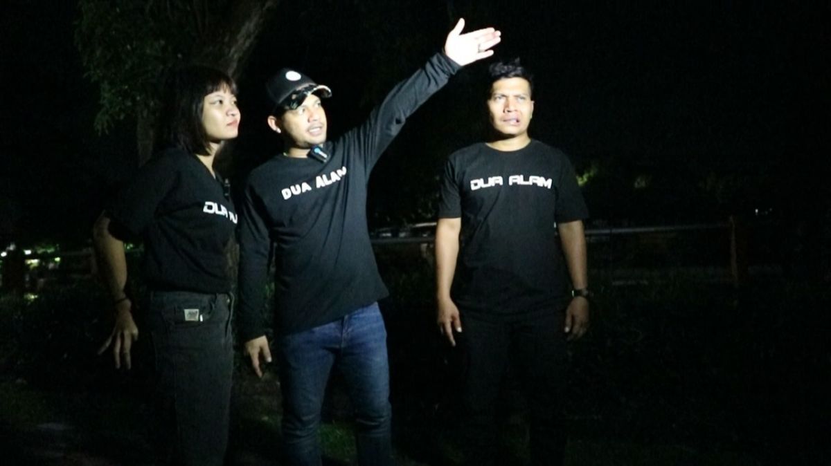 Bintang Timur Diponegoro (tengah) dan tim Dua Alam saat melakukan penelusuran kerajaan siluman ular di Sungai Kalimas, Surabaya (Foto-foto: Fajar Mujianto/jatimnow.com)