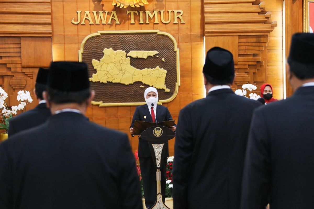 Gubernur Jatim, Khofifah Indar Parawansa saat melantik Komisaris dan Direksi Bank Jatim (Foto-foto: Humas Pemprov Jatim)