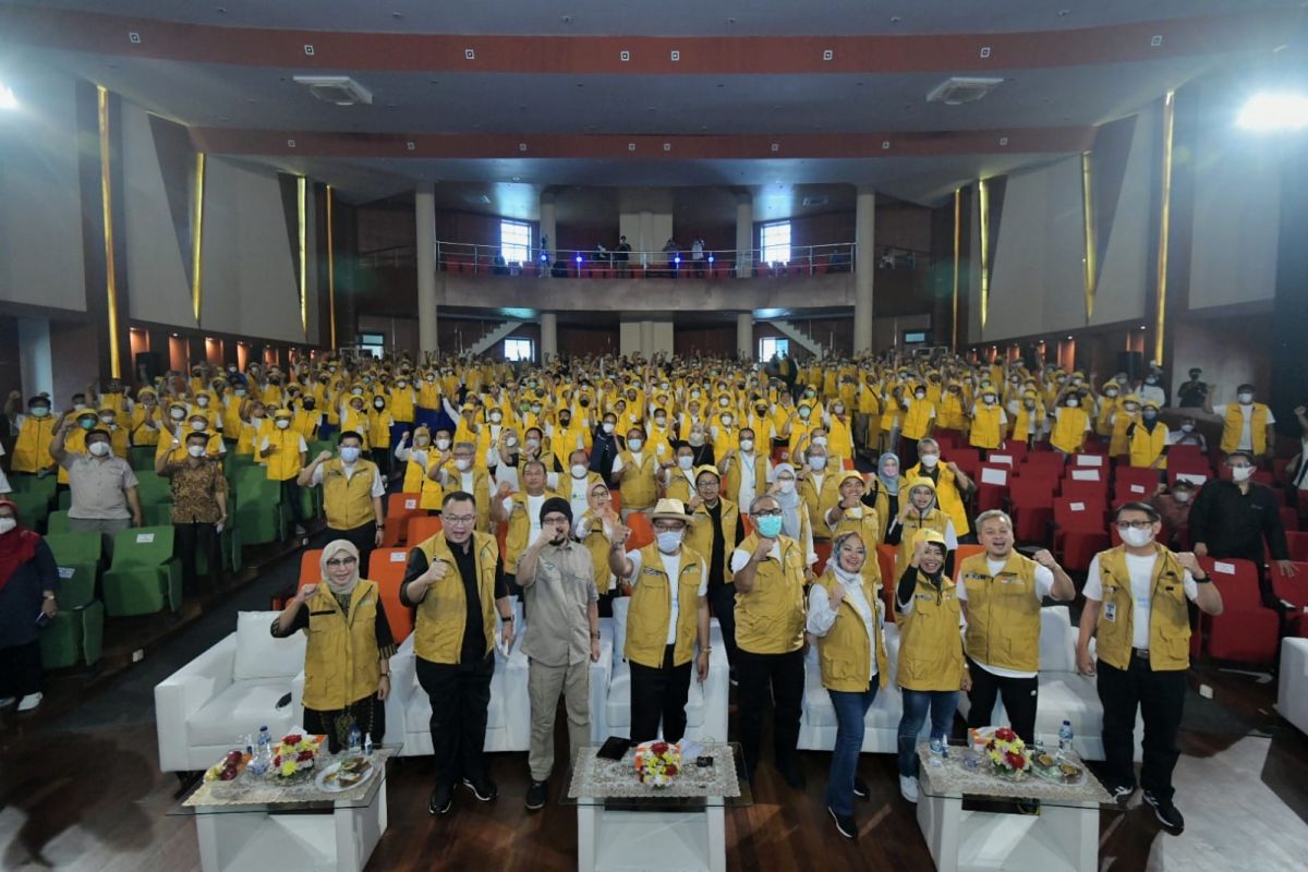 Gubernur Jawa Barat Ridwan Kamil mewisuda 1.249 petani milenial Angkatan I Program Petani Milenial di kampus Institut Pertanian Bogor (Foto: Dinas Komunikasi dan Informatika Provinsi Jabar)