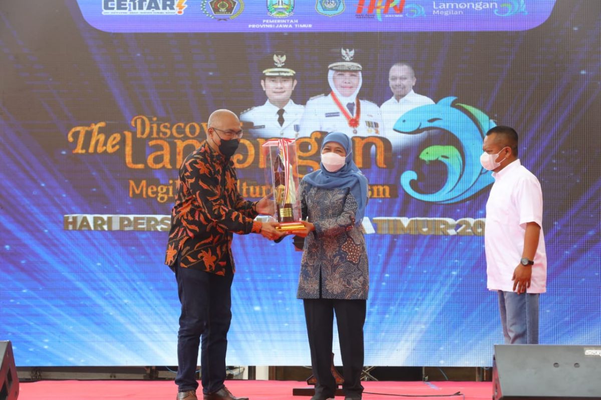 Gubernur Jawa Timur Khofifah Indar Parawansa saat menerima penghargaan dari PWI Jatim dalam puncak HPN 2022 di Lamongan (Foto-foto: Humas Pemprov Jatim)