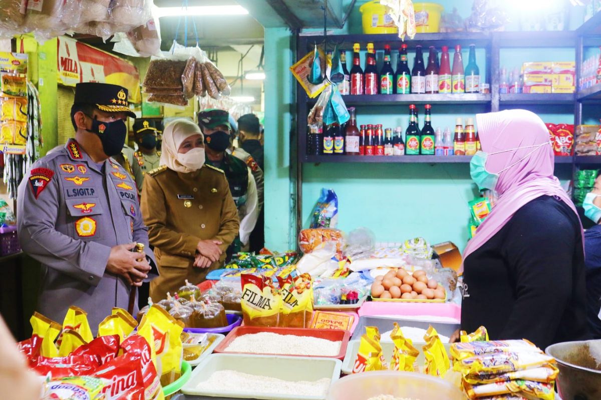 Cek Minyak Goreng Bersama Kapolri, Khofifah Minta Produsen-Distributor Komitmen