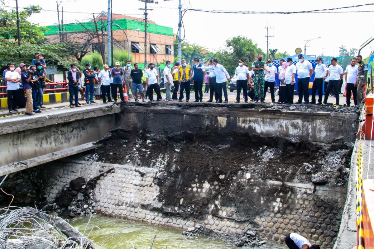 Rombongan Bupati Lamongan, PUPR, PDAM dan sejumlah pihak terkait saat meninjau jembatan ambles (Foto: Humas Pemkab Lamongan for jatimnow.com)