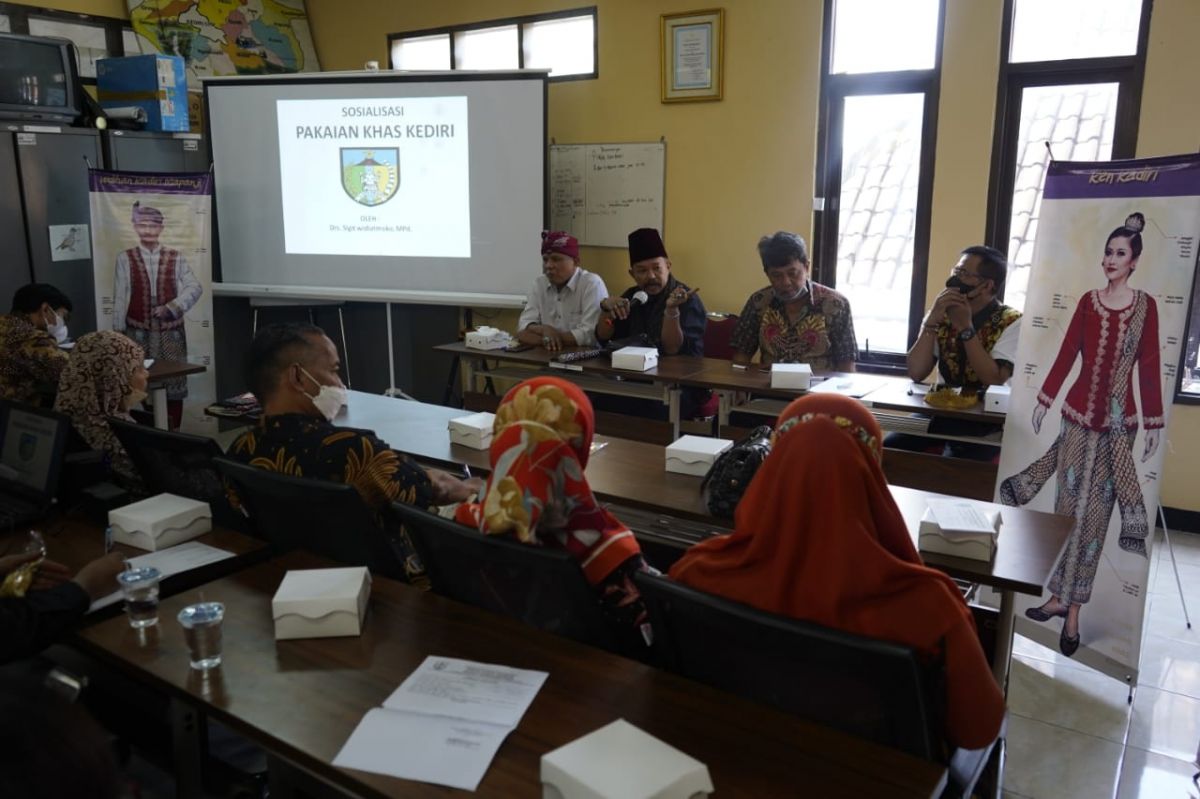 Sosialisasi pakaian khas Kabupaten Kediri di kantor Disparbud (Foto-foto: Humas Pemkab Kediri)