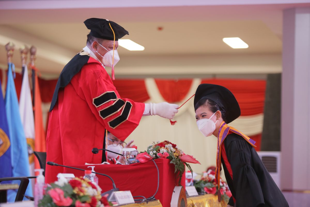 Untag Surabaya menggelar wisuda 721 lulusannya secara luring atau tatap muka di Gedung Graha Prof. Roeslan Abdulghani. (Foto: Humas Untag Surabaya for jatimnow.com)