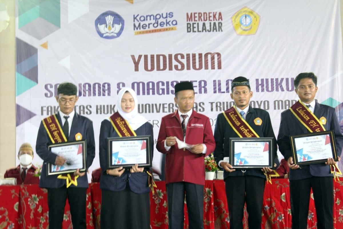 Gelar Yudisium, Fakultas Hukum UTM Nobatkan Dua Mahasiswa Jadi Lulusan Terbaik