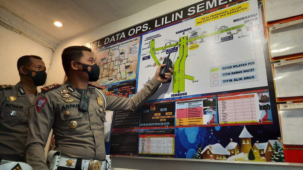 Kasat Lantas Polres Mojokerto, AKP Arpan saat menjelaskan jalan yang akan dilakukan contra flow (Foto: Achmad Supriyadi/jatimnow.com)
