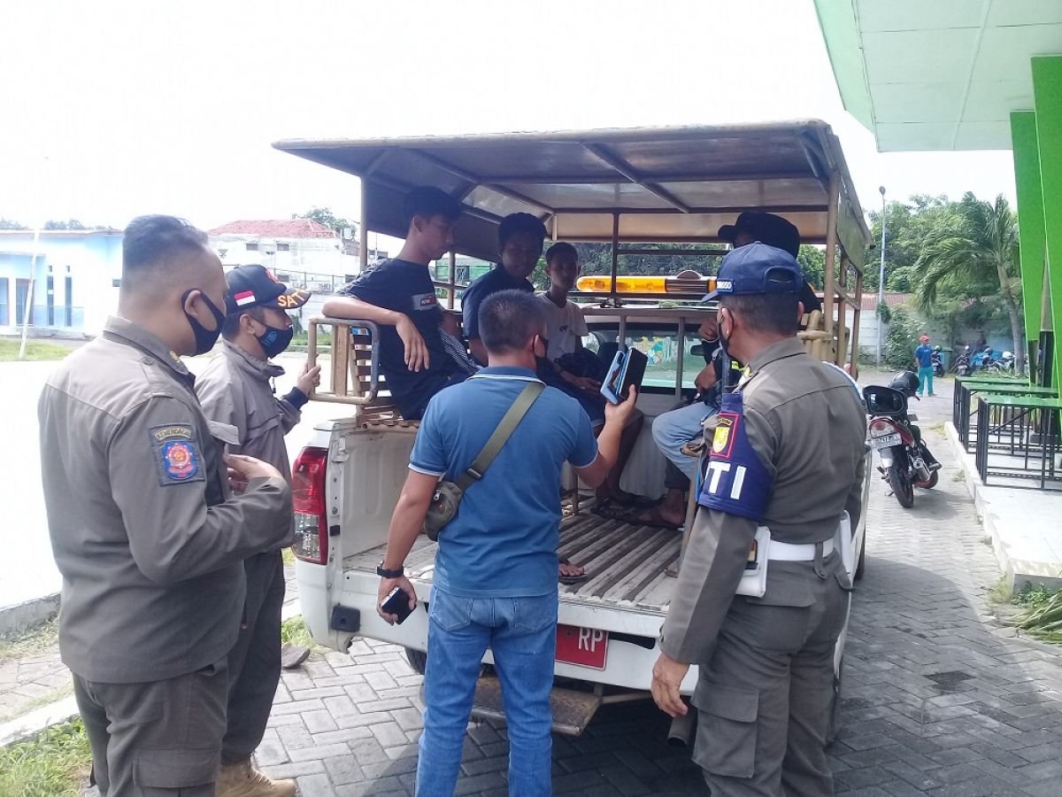 Enam pemuda diamankan karena pesta miras (Foto: Mahfud Hidayatullah/jatimnow.com)
