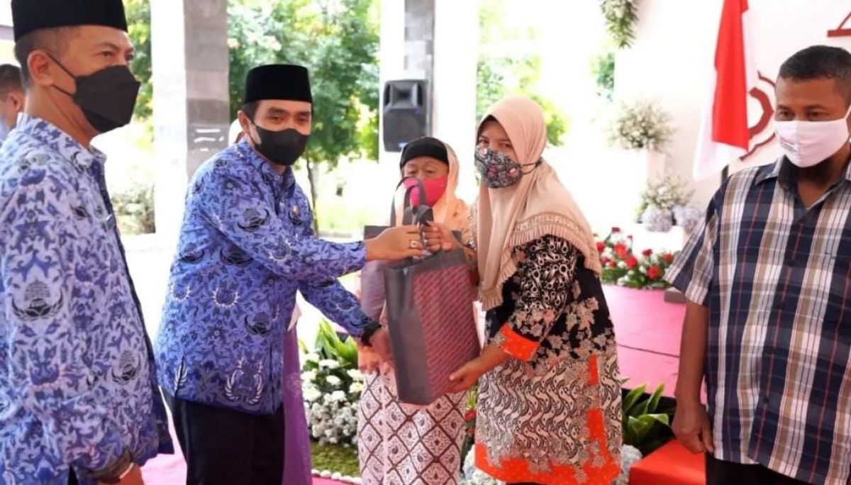 Wakil Wali Kota Pasuruan Adi Wibowo memberikan bantuan sembako di acara pasar murah, Senin (18/4/2022).(Foto: Humas Pemkot Pasuruan)