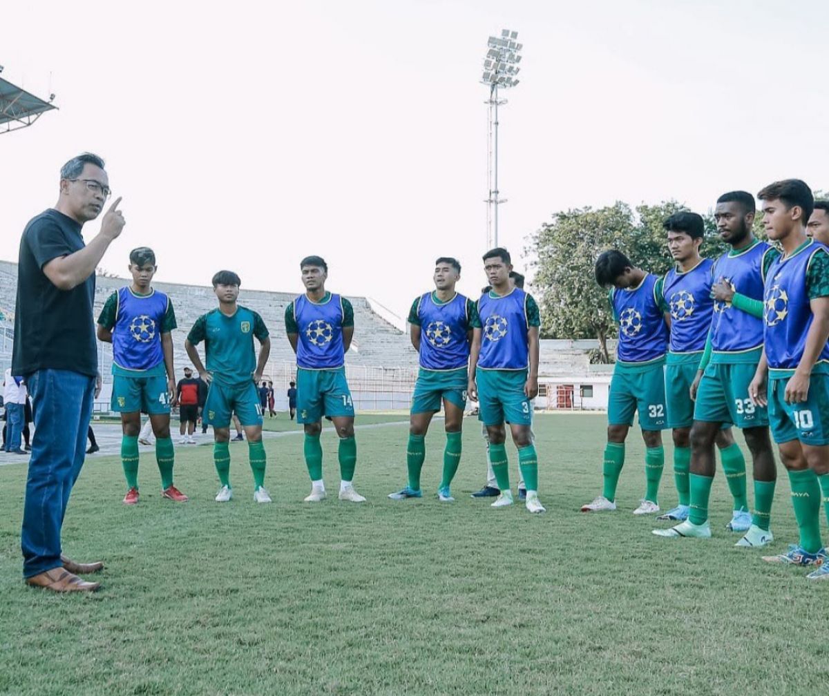 Pelatih Persebaya Surabaya, Aji Santoso saat melakukan seleksi kepada pemain internal Persebaya U-20 untuk diorbitkan ke tim senior.(Foto: instagram officialpersebaya)