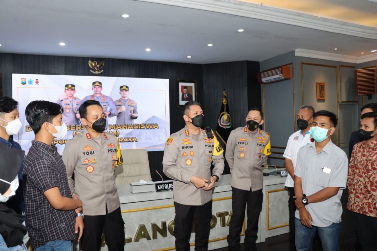 Dari kiri, Kapolres Batu AKBP I Nyoman Yogi Hermawan, Kapolresta Malang Kota Kombespol Budi Hermanto dan Kapolres Malang AKBP Ferli Hidayat saat berdiskusi dengan BEM Malang Raya.(Foto: Humas Polres Malang)