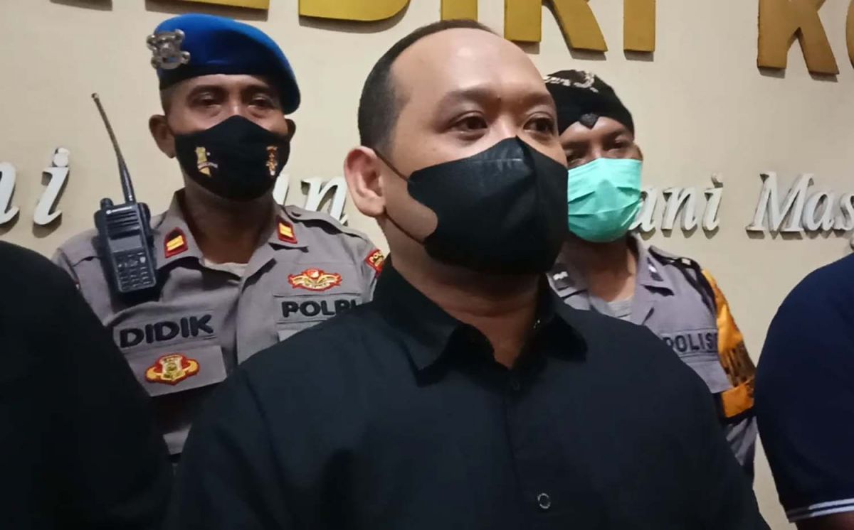 Kapolres Kediri Kota, AKBP Wahyudi memberikan keterangan terkait perusakan pura (Foto: Yanuar Dedy/jatimnow.com)