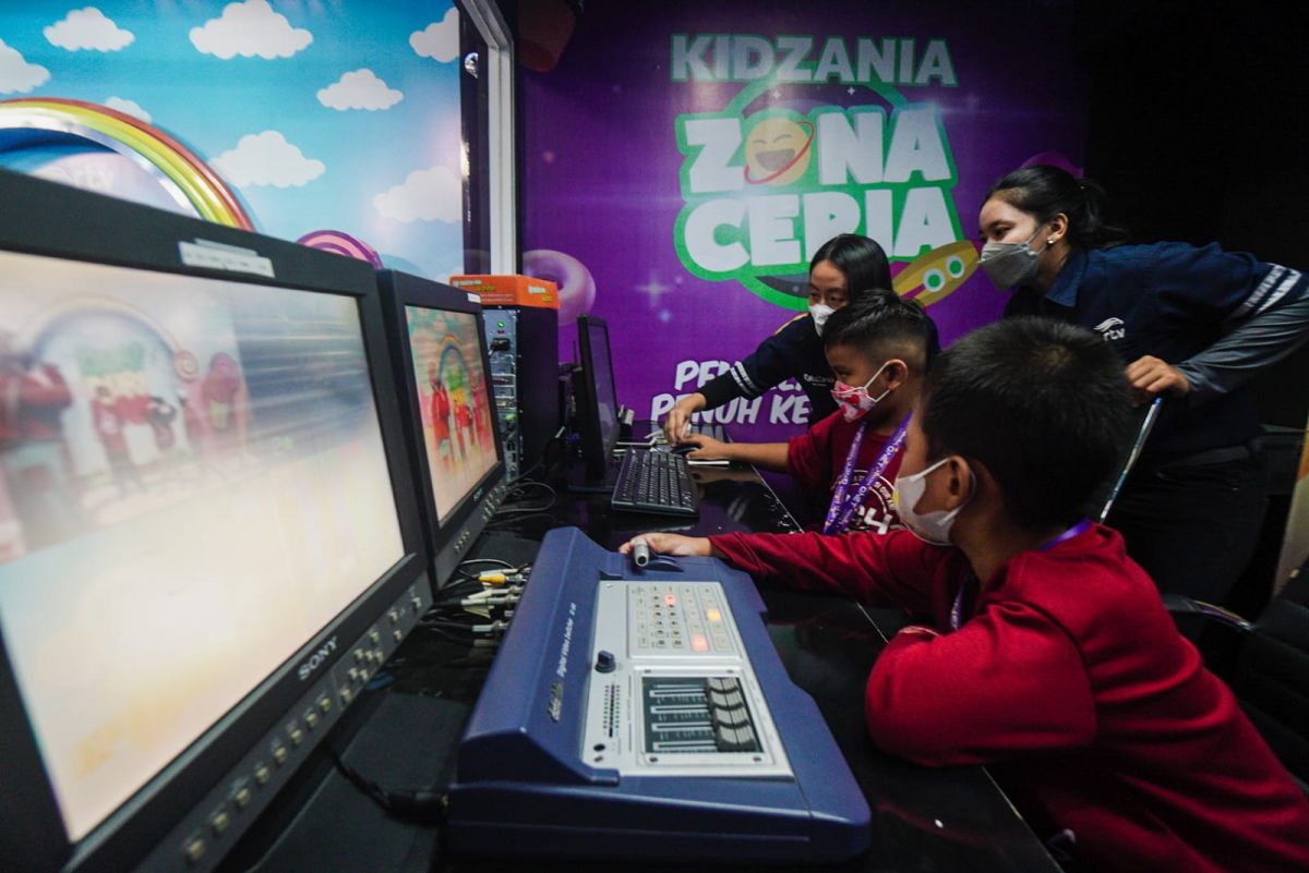 QNET ajak anak yatim di Surabaya bermain di KidZania.(Foto: QNET)