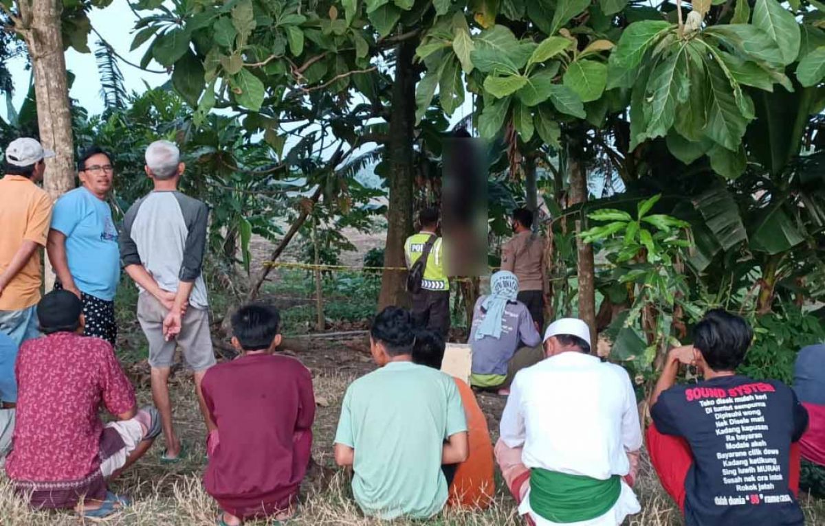 Warga berkerumun di lokasi gantung diri Rasijan, anggota DPRD Bojonegoro. (Foto: Polsek Gayam)