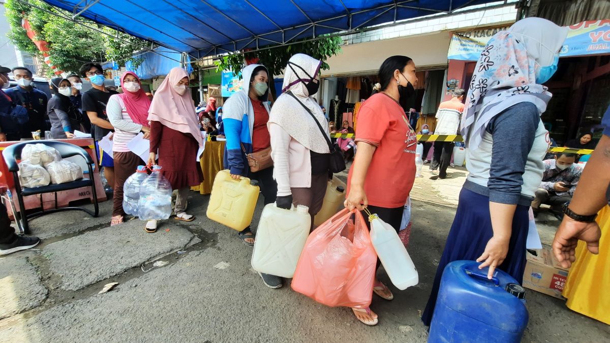 Masyarakat saat antre minyak goreng curah yang disiapkan Pemkot Mojokerto. (Foto: Achmad Supriyadi/jatimnow.com)