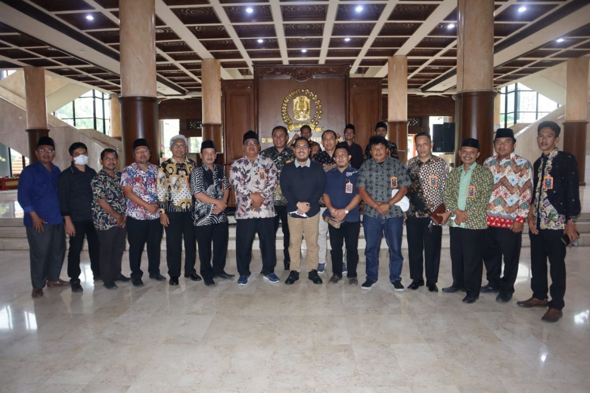 Asosiasi Kepala Desa (AKD) Jawa Timur (Jatim) melakukan pertemuan dengan Wakil Ketua DPRD Jatim Anwar Sadad.(Foto: Dok Anwar Sadad/jatimnow.com)