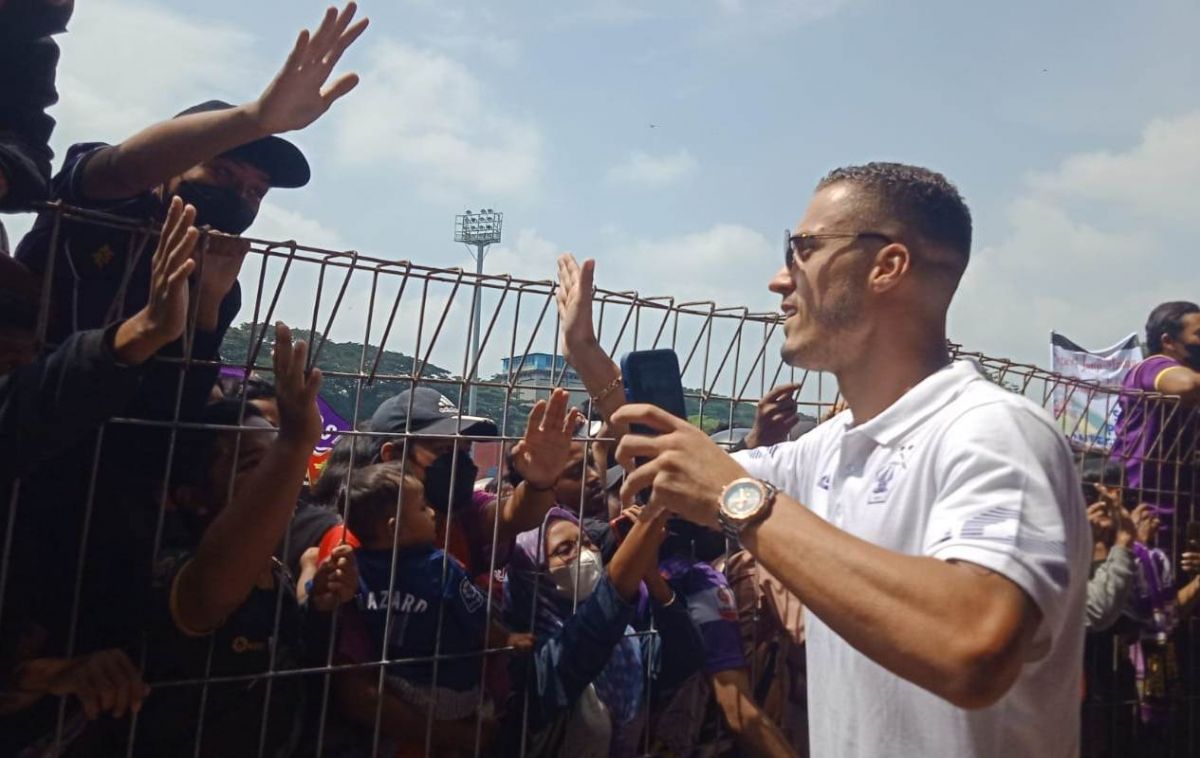 Arthur Felix menyapa suporter dalam penyambutan kepulangan Persik Kediri dari Bali. (Foto: Yanuar Dedy/jatimnow.com)