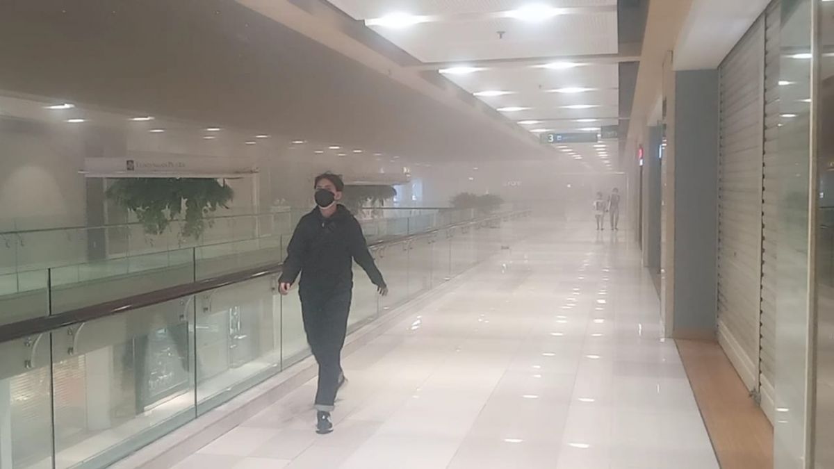 Asap pekat di gedung Tunjungan Plaza 5 Surabaya usai kebakaran (Foto-foto: Zain Ahmad/jatimnow.com)