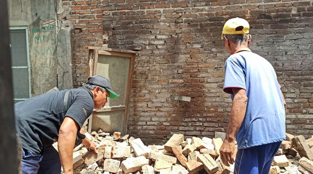 Cerita Mbah Sumi saat Terjabak Reruntuhan Atap Rumahnya yang Ambruk