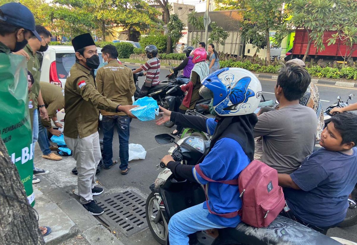 GMPI Bagi-bagi 1000 Takjil Keliling Jatim Selama Ramadan