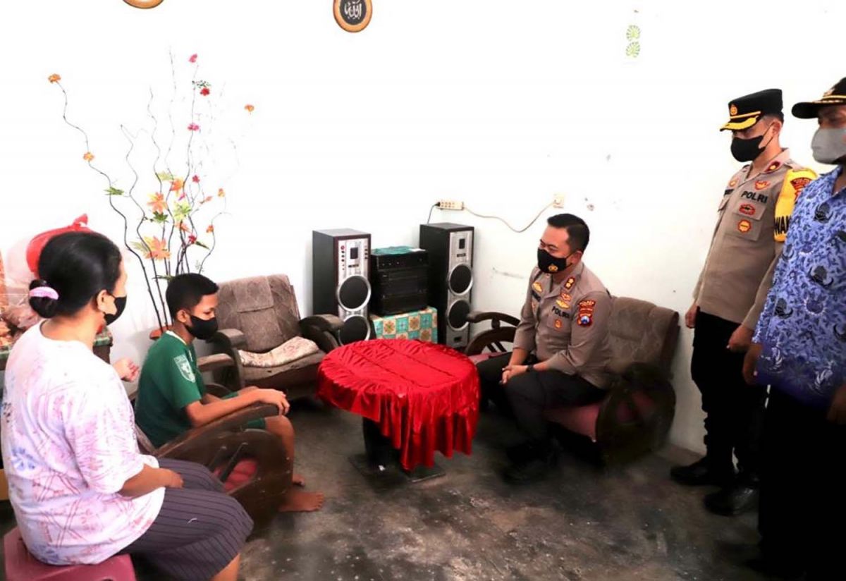 Polres Kediri Beri Santunan untuk Remaja Pengidap Penyumbatan Lambung