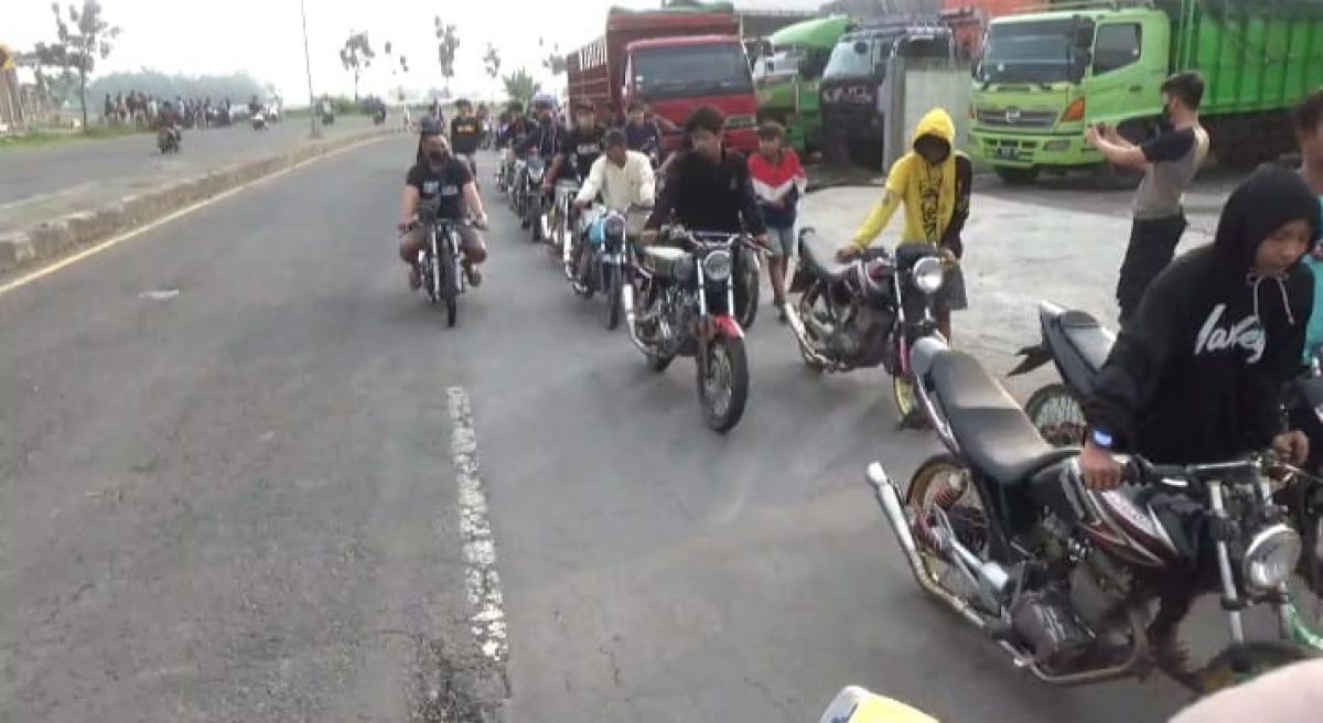 Puluhan muda mudi yang terjaring dalam operasi balap liar di ring road Mojoagung. (Foto: Elok Aprianto/jatimnow.com)