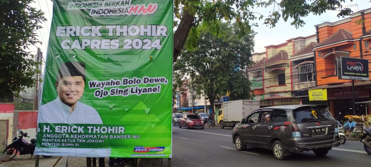 Baliho Erick Thohir sebelum ditertibkan Satpol PP di Jl Panglima Sudirman Pasuruan. (Foto: Amal for jatimnow.com)