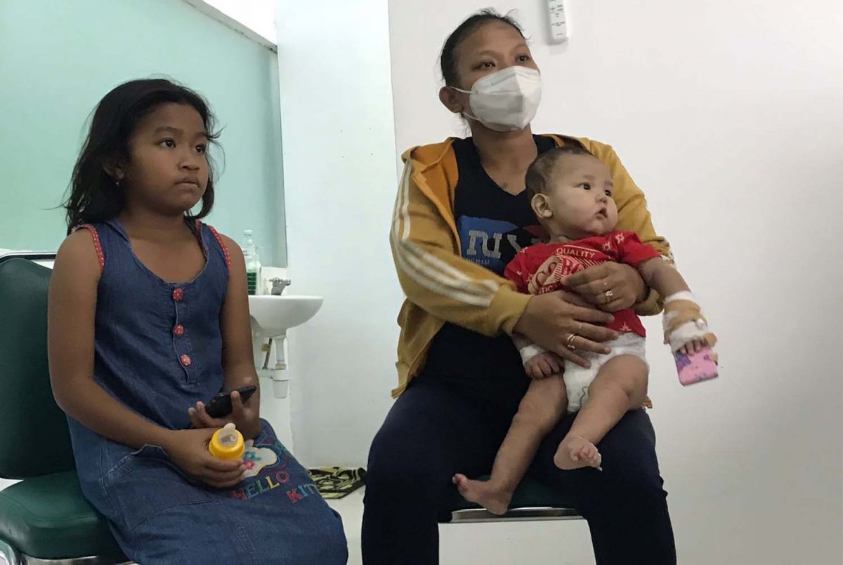 Balita bernama Nando saat digendong Arnida, ibu kandungnya di RSI Siti Hajar Sidoarjo (Foto: Zainul Fajar/jatimnow.com)