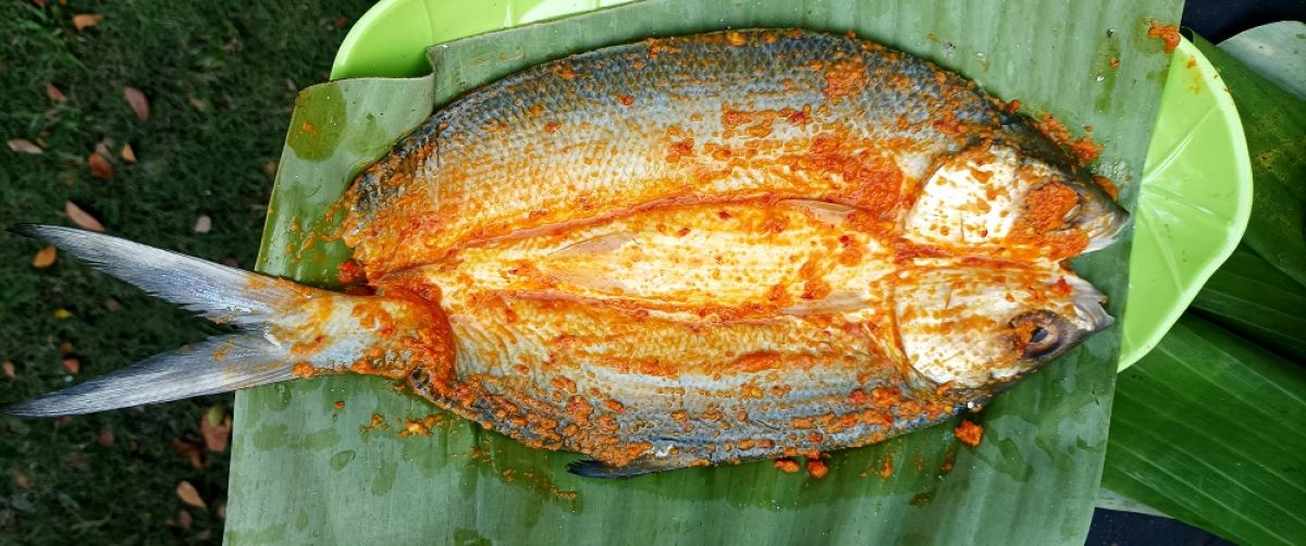 Bandeng bakar bungkus daun pisang. (Foto-foto: Sahlul Fahmi/jatimnow.com)