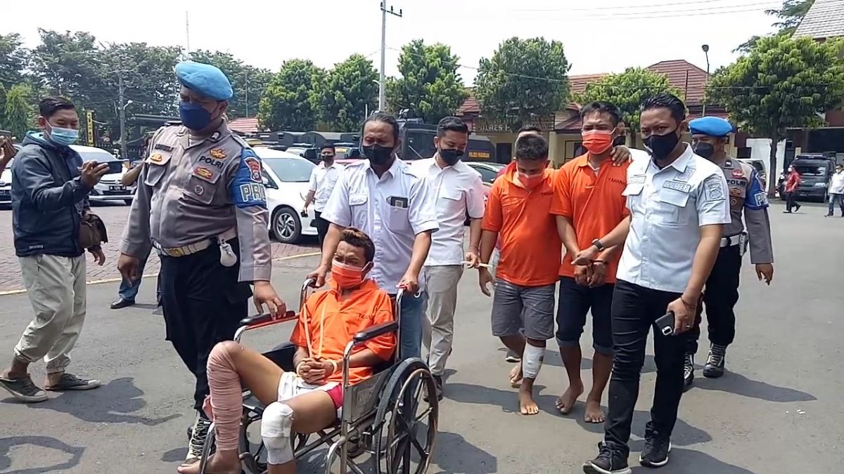 Komplotan begal saat digelandang ke Mapolres Pasuruan.(Foto: Moch Rois)