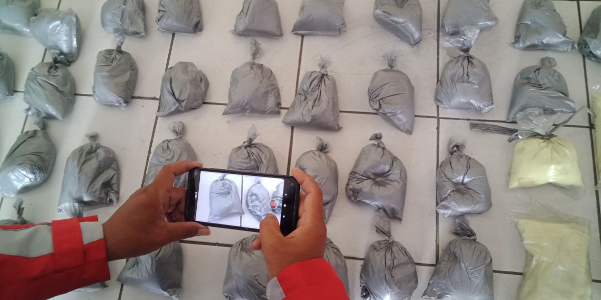 Barang bukti bahan petasan yang diamankan polisi. (Foto: Yanuar Dedy/jatimnow.com)