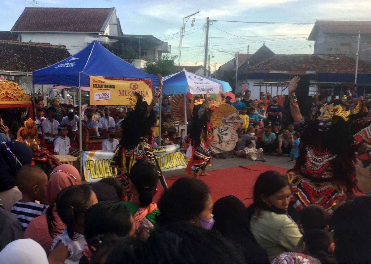 Ngabuburit nonton Tari Jaranan Barong Osing di Pasar Benculuk, Banyuwangi (Foto-foto: Rony Subhan/jatimnow.com)