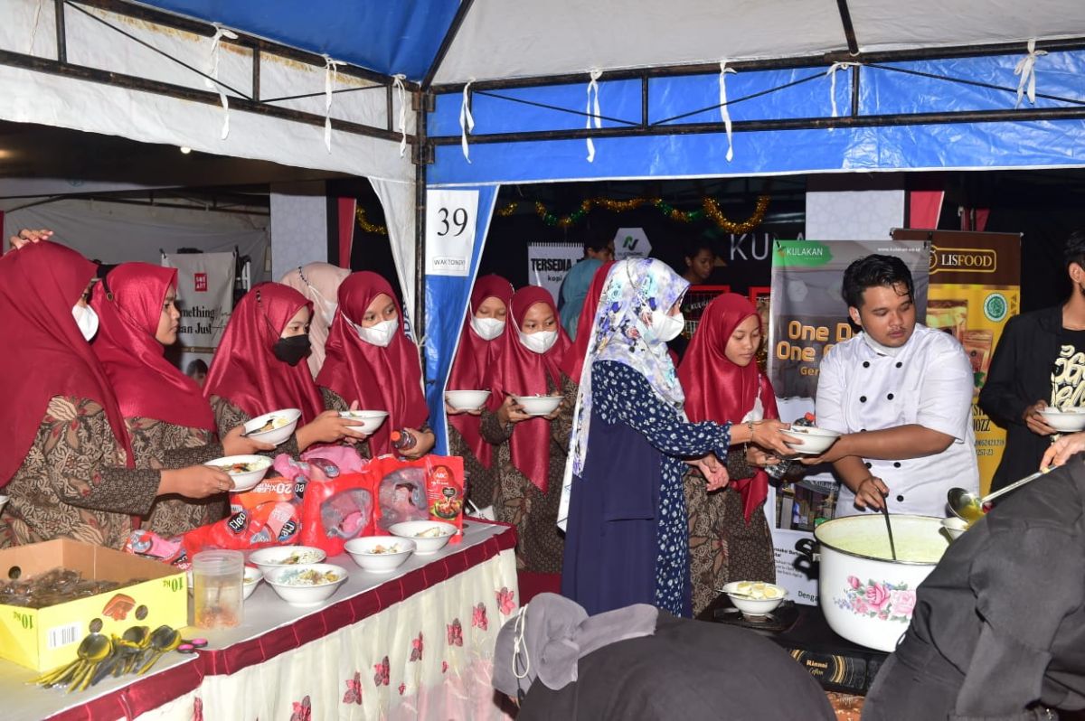 Bukber Akbar 1000 Porsi Soto Lamongan, Bupati Yes Tutup Bazar Ramadan Megilan